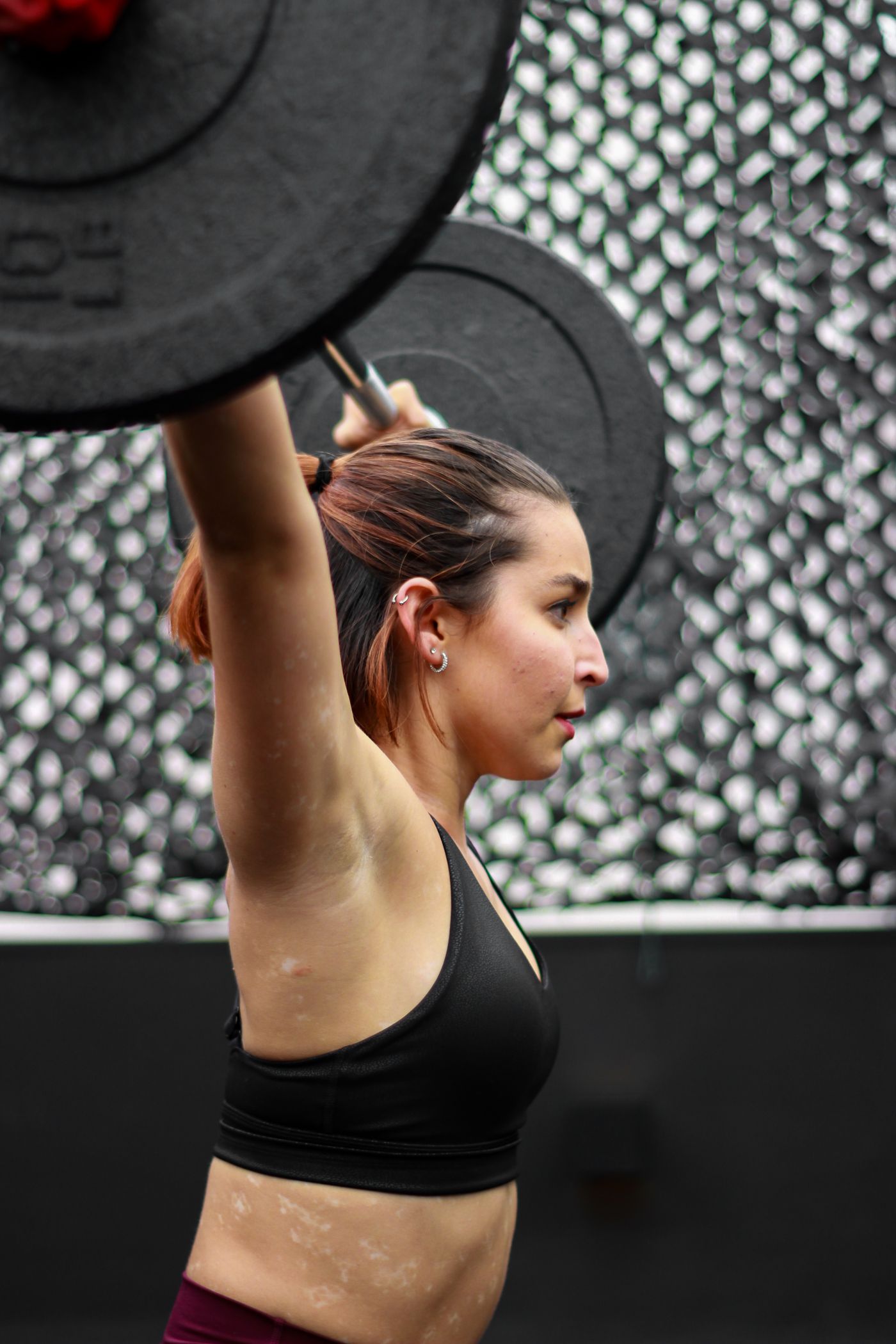 Mulher adulta treinando musculação